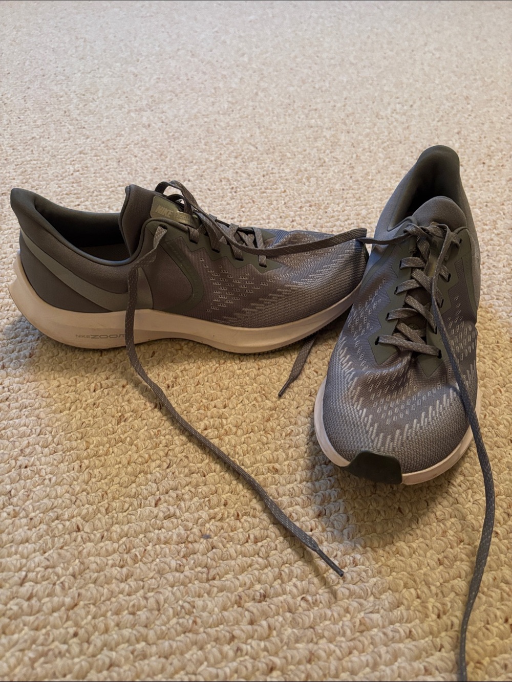 Nike Women’s Gray Zoom Winflo6 Sneakers